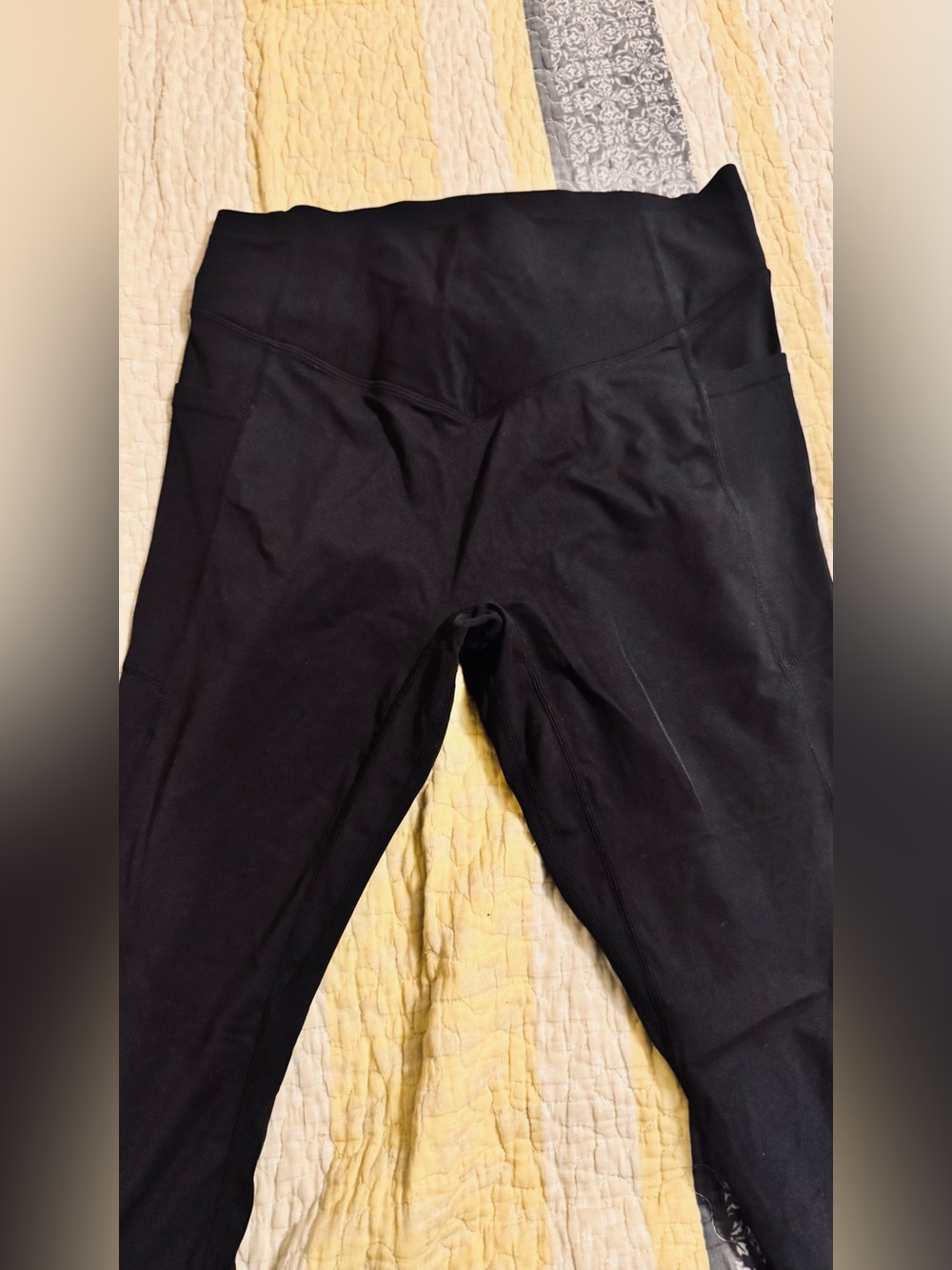 Halara Black High Waisted Leggings with Side Pockets – Size Large